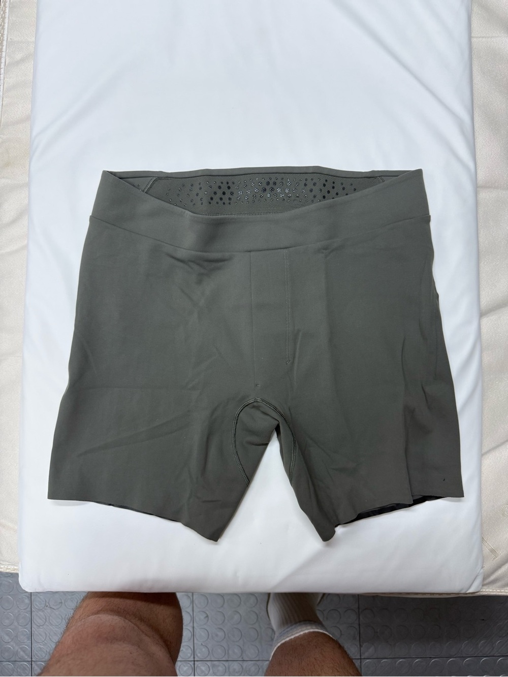 Lululemon 6" Everlux Yoga Short Men's Carob Brown (Muted Olive) - Picture 2 of 3